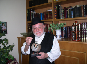 הרב אטיאס מבית שמש עם החגלה ביש לו מסורת על כשרותו